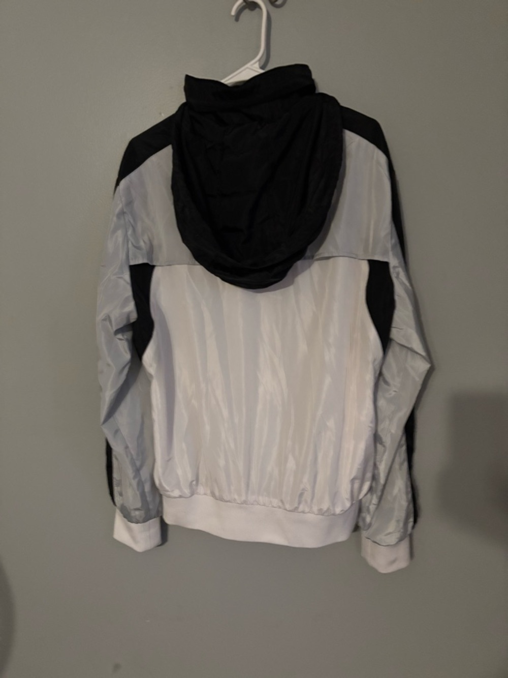 GUESS Men’s Black, White & Gray Colorblock Hooded Windbreaker - Picture 5 of 7